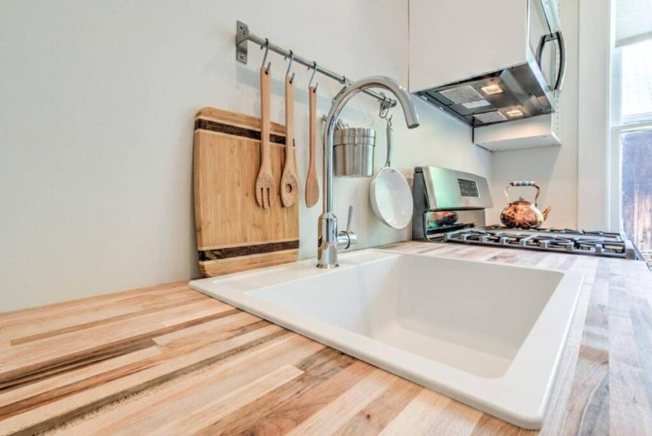 Miraculously Modern In A Vintage Shell Midtown Apartment Memphis Bagian luar foto