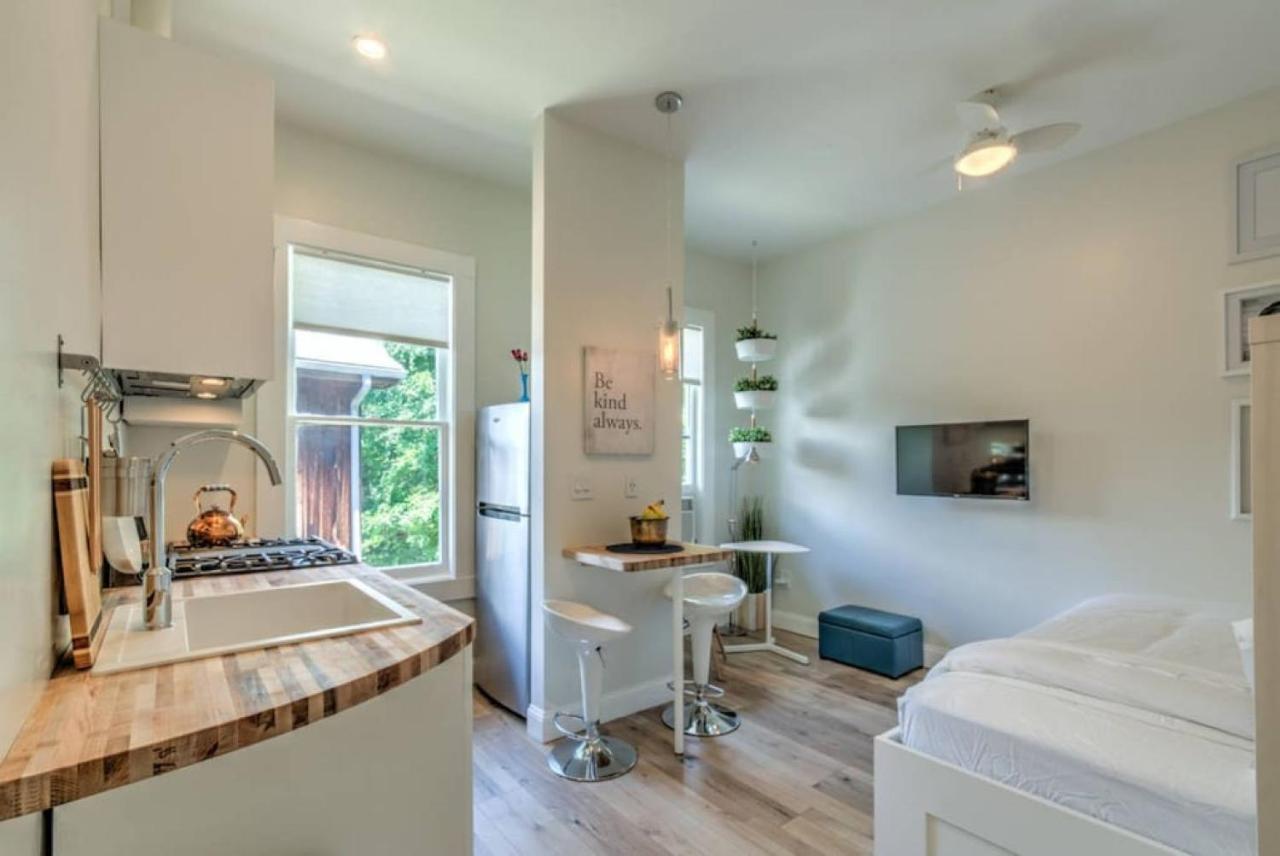 Miraculously Modern In A Vintage Shell Midtown Apartment Memphis Bagian luar foto